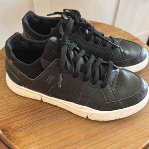 Women’s 7.5 on cloud the Roger black